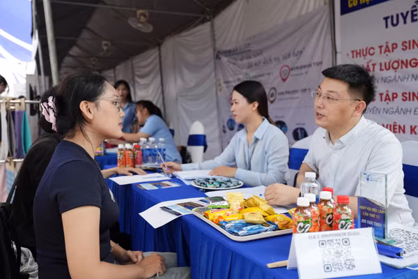 Sinh viên trao đổi với đại diện doanh nghiệp tại TDMU Job Fair. Ảnh: TDMU.