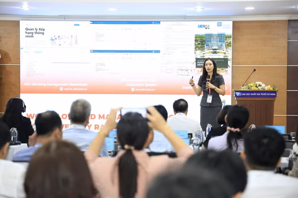 TS. Lê Thị Hạnh An giới thiệu kinh nghiệm thực tiễn về hành trình phát triển bền vững của Đại học Kinh tế TPHCM. Ảnh: Lê Cúc.