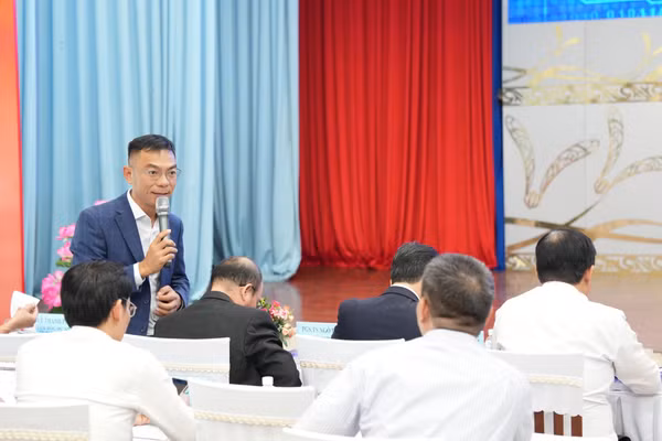 Đại biểu trao đổi tại hội thảo "Ứng dụng công nghệ số trong phát triển khoa học và đổi mới sáng tạo".