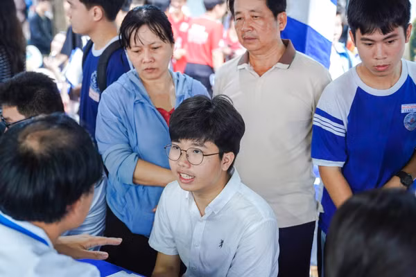 Học sinh THPT tìm hiểu ngành, nghề trong một ngày hội tư vấn tuyển sinh năm 2026 tại TPHCM. Ảnh: HCMUT.