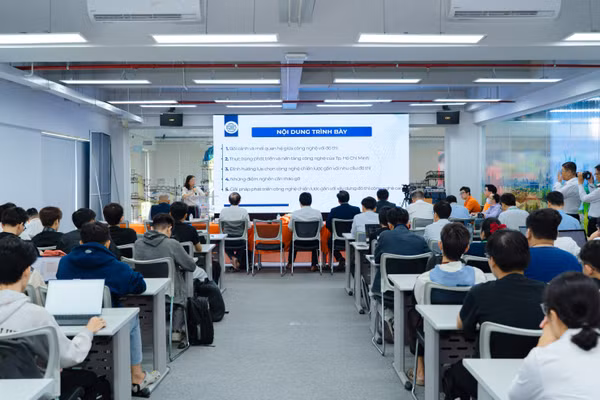 Phiên thảo luận chuyên đề "Công nghệ chiến lược trong chuyển đổi mô hình phát triển công nghiệp và đô thị công nghệ cao" trong khuôn khổ Hội nghị Quốc tế thường niên Khu Công nghệ cao lần thứ 8 và Ngày Nghiên cứu và Đổi mới sáng tạo Vùng Đông Nam Bộ. Ảnh: Lê Nam.