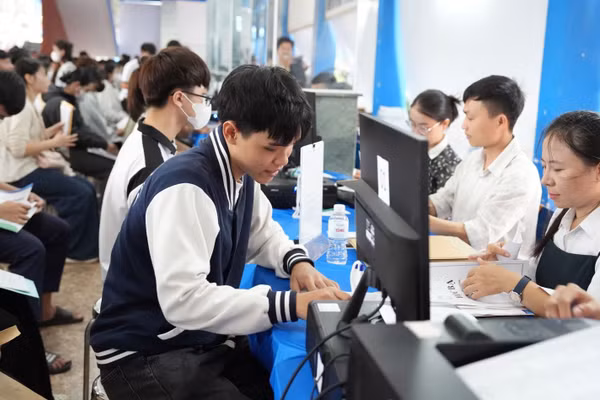 Tân sinh viên khóa 2026 Trường Đại học Thủ Dầu Một (TPHCM) làm thủ tục nhập học. Ảnh: TDMU.