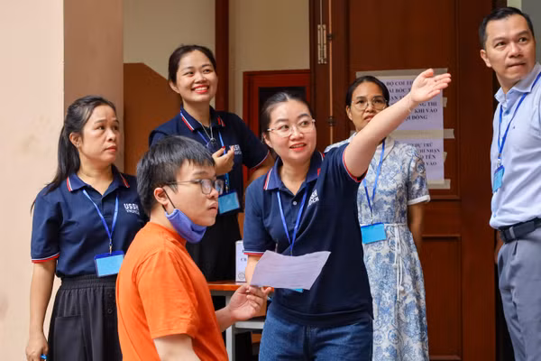 Thí sinh dự kỳ thi đánh giá năng lực đợt 2 do Đại học Quốc gia TPHCM tổ chức tại điểm thi Trường Đại học Khoa học xã hội và Nhân văn. Ảnh: NTCC.