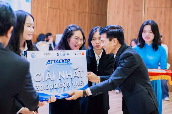 TS Trần Thanh Long, Phó Hiệu trưởng Trường Đại học Kinh tế - Luật trao giải nhất cho nhóm CocoMelon. Ảnh: NTCC.