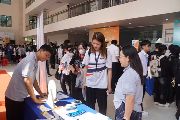 Sinh viên tham quan gian hàng tại ngày hội Kết nối nghề nghiệp ngành Tài chính - Ngân hàng (TDTU Finance Career Connect 2026). Ảnh: M.Tùng.