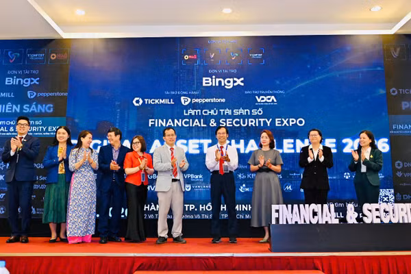 Nghi thức khởi động cuộc thi Giao dịch Tài sản số sinh viên Việt Nam tại hội nghị Tài chính số và bảo mật cho Ngân hàng – Chứng khoán – Fintech, hướng tới IFC Việt Nam, ngày 29/3. 