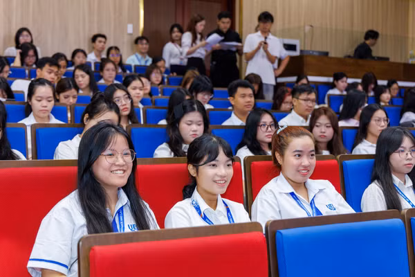 Sinh viên Trường Đại học Kinh tế - Luật, Đại học Quốc gia TPHCM (UEL) trong lễ khai giảng năm học 2026-2027.