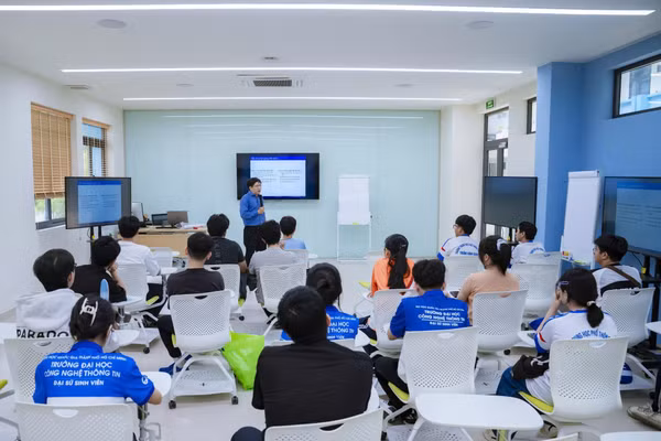 Giảng viên Trường Đại học Công nghệ thông tin (Đại học Quốc gia TP HCM) trao đổi với học sinh trong chương trình UniTour 2026. Ảnh: UIT.