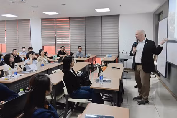 Chương trình “Tổng quan vận hành và chiến lược tham gia Trung tâm Tài chính Quốc tế Việt Nam” khóa 4 do VIFC-HCMC phối hợp với UEH tổ chức. Ảnh: UEH.