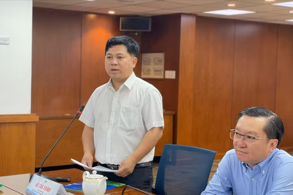 Ông Hồ Tấn Minh, Chánh Văn phòng Sở GD&ĐT TPHCM thông tin tại buổi họp báo. Ảnh: Hà An.