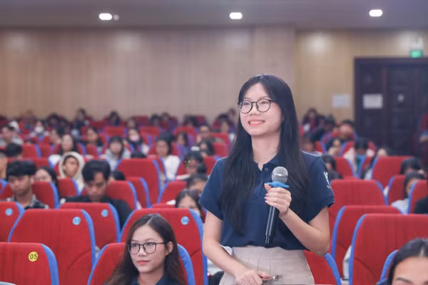 Sinh viên tham gia hội thảo phát động cuộc thi và trao đổi với các diễn giả. Ảnh: Thanh Hương - HUB