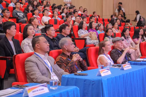 Các chuyên gia, nhà khoa học và đại biểu dự lễ khai mạc Hội thảo Quốc tế về Giảng dạy Tiếng Anh lần thứ 8 (ICELT 2026). Ảnh: USSH.