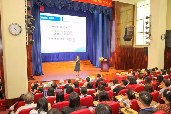 Chuyên gia trình bày nội dung về tiêu chuẩn năng lực Hán ngữ trong khuôn khổ chương trình tập huấn. Ảnh: HCMUSSH.