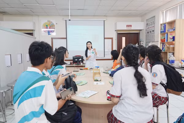 Học sinh THPT trải nghiệm môi trường học tập tại trường đại học.