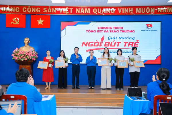 Phóng viên Nguyễn Ngọc Thùy Linh, Báo Giáo dục và Thời đại (thứ hai từ phải sang) nhận giải C "Ngòi bút trẻ". Ảnh: BTC