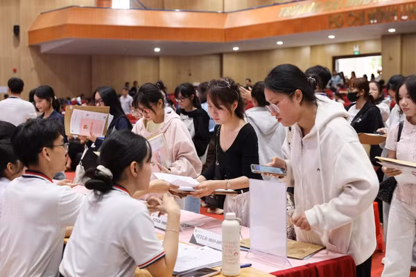 Tân sinh viên khóa 2026 nhập học tại Trường Đại học Ngân hàng TPHCM, tháng 8/2026. Ảnh: HUB.