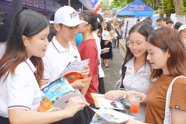Thí sinh tìm hiểu thông tin tuyển sinh của Trường Đại học Tôn Đức Thắng tại "Ngày hội lựa chọn nguyện vọng xét tuyển đại học năm 2026". Ảnh: TDTU.