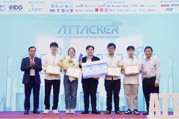 Nhóm URAx và giảng viên hướng dẫn - PGS.TS. Quản Thành Thơ (bìa phải). 