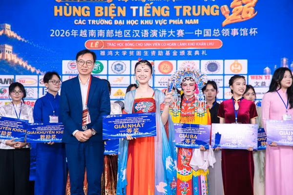 Sinh viên Trường Đại học Lạc Hồng đạt giải nhất cuộc thi Hùng biện tiếng Trung các trường đại học khu vực phía Nam năm 2026. Ảnh: NTCC.