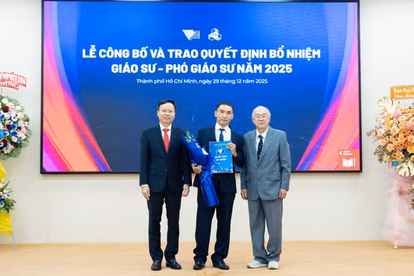 Lãnh đạo nhà trường trao quyết định bổ nhiệm cho GS.TS. Phan Thành An (giữa).