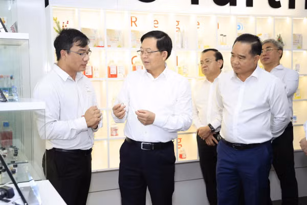 Phó Thủ tướng Hồ Quốc Dũng (thứ hai từ trái sang) cùng đoàn công tác thăm phòng thí nghiệm Tế bào gốc, Trường Đại học Khoa học Tự nhiên (Đại học Quốc gia TPHCM). Ảnh: VNUHCM.