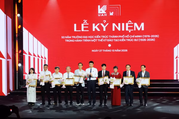 Các cá nhân là lãnh đạo, cán bộ, giảng viên Trường Đại học Kiến trúc TPHCM nhận bằng khen của Bộ Xây dựng tại buổi lễ. Ảnh: Mạnh Tùng.