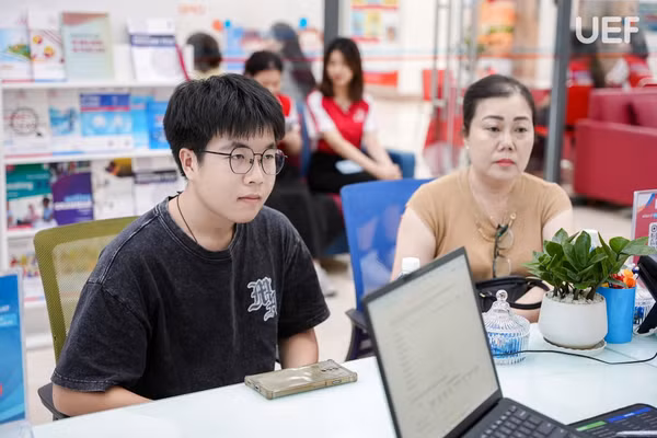 Thí sinh cùng phụ huynh đăng ký xét học bạ và tham gia hoạt động trải nghiệm tại Trường Đại học Kinh tế - Tài chính TPHCM, tháng 6/2026. Ảnh: UEF.