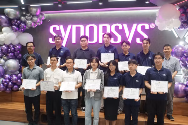 Sinh viên nhận chứng chỉ tốt nghiệp chương trình đào tạo tài năng Thiết kế Vi mạch, chiều 16/9. Ảnh: Mạnh Tùng.
