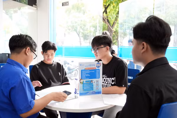 Thí sinh đến Trường Đại học Thủ Dầu Một (TPHCM) để được tư vấn đăng ký, điều chỉnh và bổ sung nguyện vọng xét tuyển đại học, ngày 2/7. Ảnh: TDMU. 