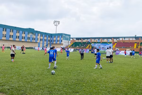 Hai đội bóng U13 Phường Bình Tân và Phường Bảy Hiền tập khởi động trước trận khai mạc.
