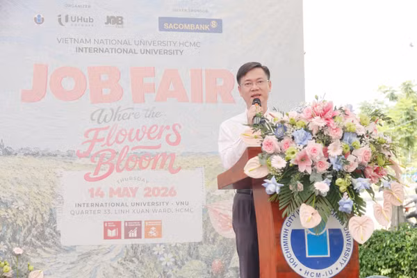 GS.TS Phạm Văn Hùng - Phó Hiệu trưởng Trường Đại học Quốc tế (Đại học Quốc gia TPHCM) phát biểu tại Ngày hội việc làm (Job Fair) 2026.