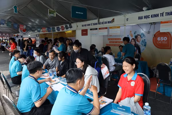 Hoạt động tư vấn tuyển sinh của Đại học Kinh tế TPHCM tại ngày hội lựa chọn nguyện vọng xét tuyển Đại học - Cao đẳng 2026.