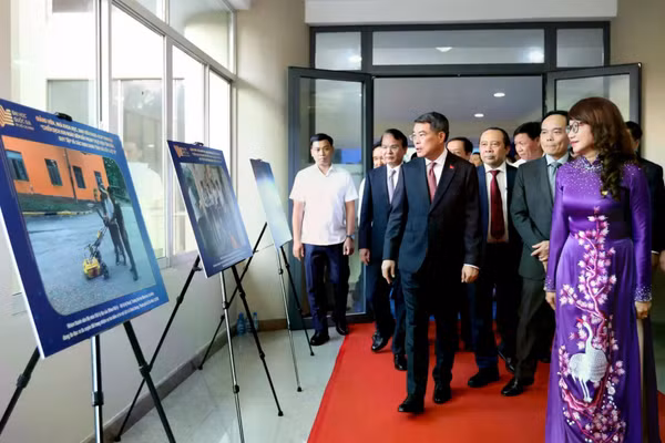 Thủ tướng Lê Minh Hưng cùng các đại biểu tham quan triển lãm về "Chiến dịch 500 ngày đêm" trong khuôn khổ lễ khai khóa Đại học Quốc gia TPHCM năm 2026.