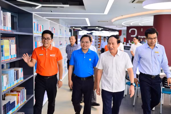 Phó Thủ tướng Chính phủ Lê Tiến Châu tham quan thư viện Trường Đại học Tôn Đức Thắng. Ảnh: NTCC.