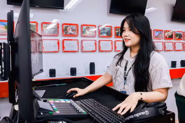 Sinh viên Trường Đại học Văn Lang trong giờ học thực hành. Ảnh: VANLANG NEWS.