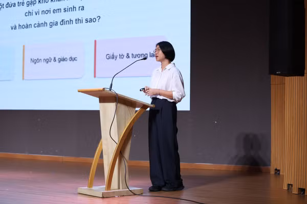 Bà Song Haewon, Trưởng Văn phòng Đại diện Trung tâm Chính sách Nhân quyền Liên Hợp Quốc Hàn Quốc (KOCUN) tại Việt Nam, trao đổi về tình hình trẻ em trong các gia đình hồi hương Hàn - Việt và các biện pháp hỗ trợ. Ảnh: NTCC.