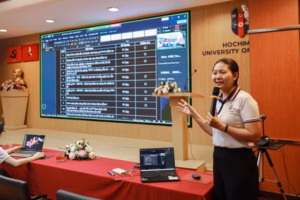 ThS. Huỳnh Đỗ Bảo Châu – Phó Trưởng phòng Khảo thí và Đảm bảo chất lượng, Trường Đại học Ngân hàng TPHCM phổ biến những điểm mới của kỳ thi năm nay. Ảnh: HUB.