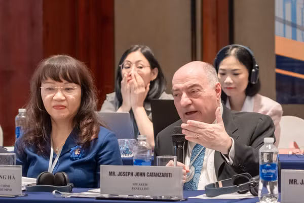 Ông Joseph Catanzariti AM, Hòa giải viên và Cố vấn Chiến lược đến từ Australia trao đổi tại hội thảo. Ảnh: SGU.