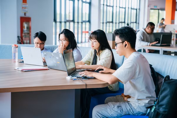 Sinh viên Trường Đại học Kinh tế - Luật (Đại học Quốc gia TPHCM) học tập tại thư viện của nhà trường. Ảnh: NTCC.