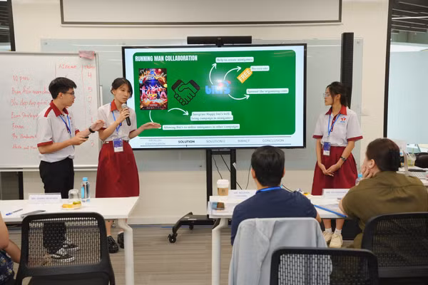 Một đội thi trình bày chiến lược truyền thông về chăm sóc sức khỏe toàn diện tại cuộc thi. Ảnh: NTCC.