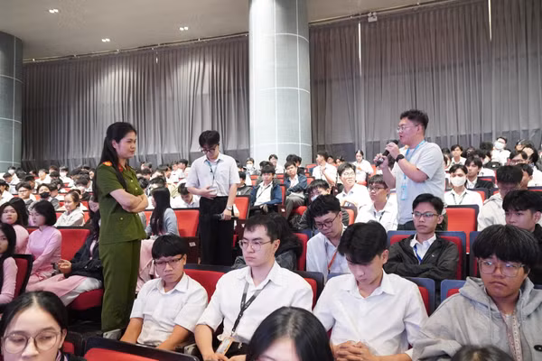 Báo cáo viên thuộc Cục Cảnh sát hình sự hướng dẫn, nâng cao nhận thức và kỹ năng phòng ngừa tội phạm cho sinh viên.