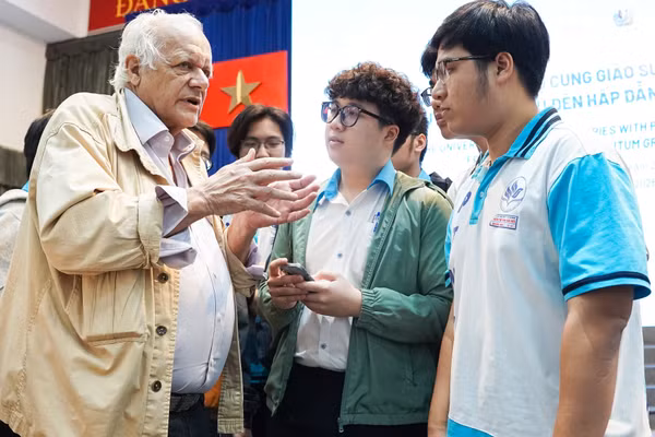 GS Jean-Pierre Luminet giao lưu cùng sinh viên Trường Đại học Bách khoa (Đại học Quốc gia TPHCM). Ảnh: Như Quỳnh