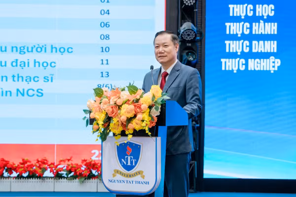 Ông Nguyễn Tiến Thảo trình bày báo cáo kết quả năm học 2025-2026 và triển khai các nhiệm vụ trọng tâm năm học 2026-2027 của khối giáo dục đại học. Ảnh: M.Tùng.