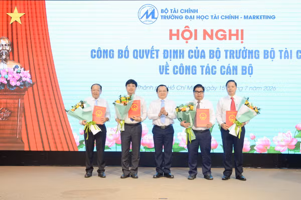 Các thành viên Ban giám hiệu Trường Đại học Tài chính - Marketing nhận quyết định bổ nhiệm của Bộ trưởng Bộ Tài chính.