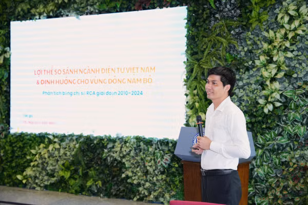 TS Nguyễn Văn Nên, Khoa Kinh tế đối ngoại (Trường Đại học Kinh tế - Luật), trình bày tham luận tại hội thảo.
