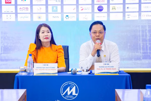 PGS.TS Lê Trung Đạo (phải), đại diện ban tổ chức trao đổi thông tin về ngày hội Tuyển dụng tích hợp - Job Fair UFM 2026. 