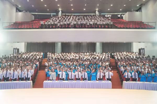 Cán bộ, giảng viên và sinh viên, học viên nhà trường dự lễ khai giảng năm học 2025-2026. Ảnh: TDTU
