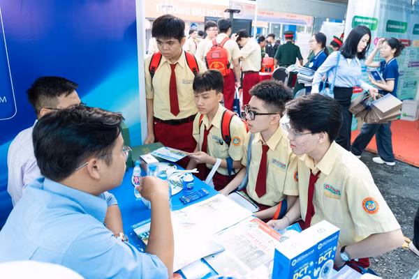 Học sinh tham gia chương trình tư vấn tuyển sinh - hướng nghiệp 2026 tại TPHCM, sáng 8/3.