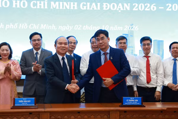 Phó Chủ tịch UBND TPHCM Trần Văn Bảy cùng Hiệu trưởng Trường Đại học Luật TPHCM Lê Trường Sơn ký kết kế hoạch phối hợp. Ảnh: NTCC.