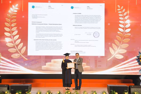 Đại sứ Phần Lan Pekka Voutilainen trao thư xác nhận "Trường học định hướng Phần Lan" tại Lễ Tổng kết năm học 2025-2026 của VFIS. Ảnh: VFIS.
